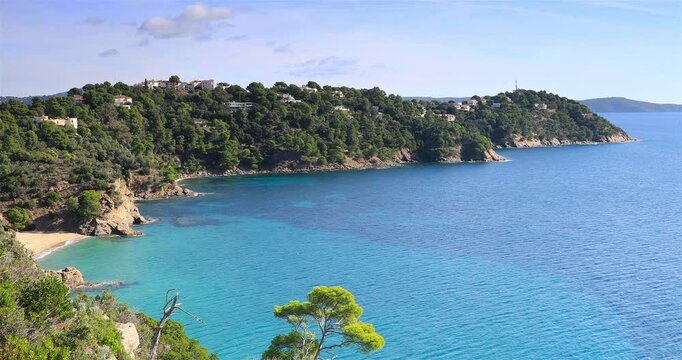 Randonn&eacute;e le long de la Corniche des Maures en Mer M&eacute;diterran&eacute;e.




