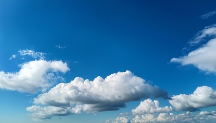 맑고 푸른 하늘에 떠있는 구름들