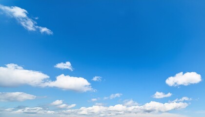 Obraz premium 맑고 푸른 하늘에 떠있는 구름들