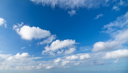 Fototapeta premium 맑고 푸른 하늘에 떠있는 구름들