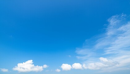 맑고 푸른 하늘에 떠있는 구름들