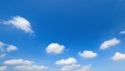 맑고 푸른 하늘에 떠있는 구름들