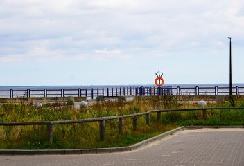 Widok na morze i chodni prowadzący do brzegu © Adam