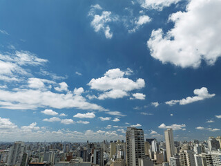 As fotos aéreas da região do Pacaembu em São Paulo revelam uma mistura harmoniosa entre áreas verdes e o ambiente urbano. 