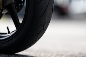 Rear wheel and drive chain of a fast motorcycle.