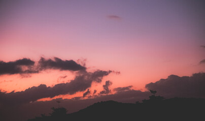 Coucher de soleil sur une colline