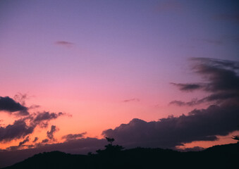 Coucher de soleil sur une colline