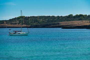 Segelboot in einer Bucht - Spanien- Mallorca
