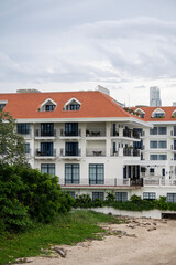 Hermoso hotel colonial a la orilla de la playa en la ciudad de panamá. 