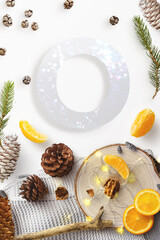 alfabeto lettera 0 con coni di pino, su sfondo bianco