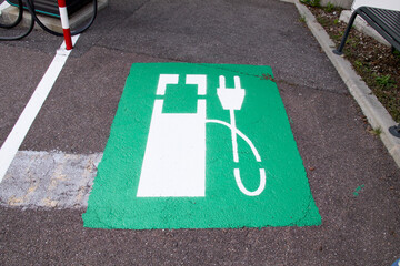 Strom Tankstelle mit grüner Ladesäule auf dem Boden - Zeichen für Stromtankstelle