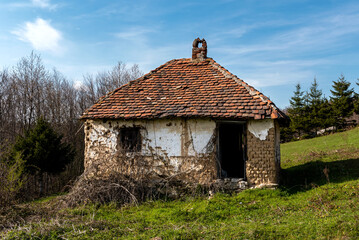 Obraz premium An old abandoned house