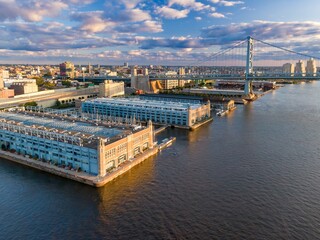 Fototapeta premium Riverfront and the NBenjamin Franklin Bridge crossing the Delaware River, Philadelphia, Pennsylvania, United States.