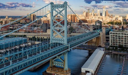 Obraz premium Benjamin Franklin Bridge crossing the Delaware River looking towards downtown Philadelphia, Pennsylvania, United States.