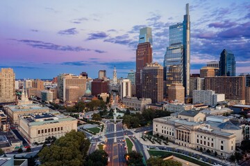 Obraz premium Logan Square and the downtown city skyline of Philadelphia at sunset, Pennsylvania, United States.