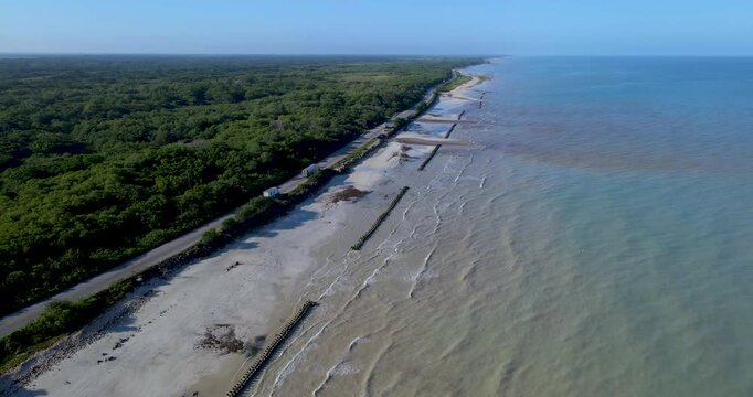 Carretera Campeche a Isla Aguada, junto al golfo de M&eacute;xico y el manglar.