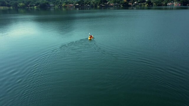 dos personas sin rostro navegando en kayak sobre laguna tranquila en dia soleado en Santa Maria del Oro Nayrit