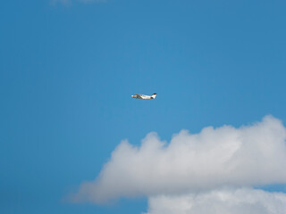大空を飛行する軽飛行機