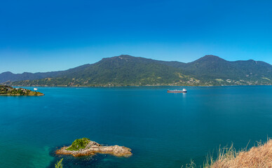 Obraz premium Beautiful panoramic view of Ilhabela island and coast of Sao Sebastiao, tropical island on the Brazilian sea coast during a sunny day of vacation and sightseeing.