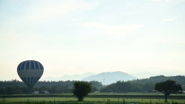 愛知川河川敷を飛行する熱気球 （滋賀県東近江市, 2024年7月）