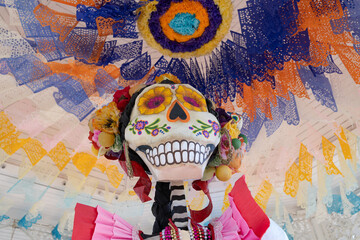 La Catrina en el quiosco de la plaza de Comala Colima está mostrando su cara y sus colores.
