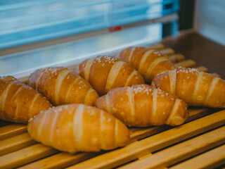 갓 나온 바삭한 소금빵