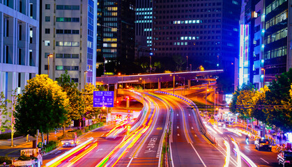 東京・夜の幹線道路