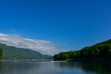 湖岸から見た秋の木崎湖