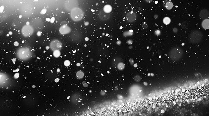 Obraz premium Against a completely black background, the real snowfall effect slowly falls, creating a charming and peaceful winter atmosphere. The blurred effect enhances the beauty of each unique snowflake