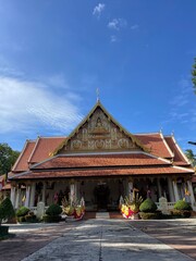 Obraz premium temple, architecture, thailand, asia, thai, religion, wat, travel, buddhist, bangkok, culture, building, ancient, art, sky, roof, church, laos, landmark, old, gold, luang, history, traditional, touris