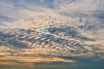 Obraz premium Beautiful sunset sky. The sun shines through the clouds.