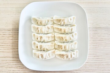 木目ダイニングテーブルの上の冷凍餃子