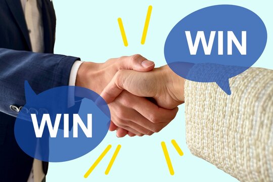 WINWINの握手をするビジネスマン