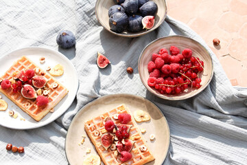 Gaufre Gourmande aux Figues Fraîches, Noisettes Croquantes et Framboises