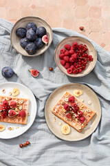 Gaufre Gourmande aux Figues Fraîches, Noisettes Croquantes et Framboises