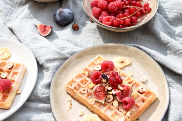 Gaufre Gourmande aux Figues Fraîches, Noisettes Croquantes et Framboises