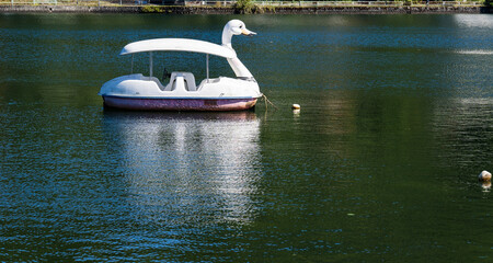 湖面に浮かぶ無人の白鳥のボート