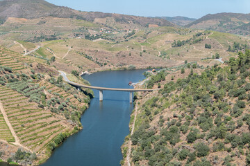 Ponte e cais da Brunheda ao fundo do sinuoso rio Tua, um encontro encantador de natureza e arquitetura em Trás-os-Montes, Portugal © LuIvDa