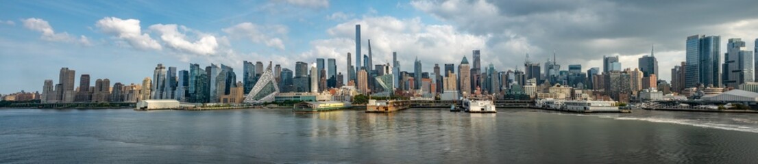 Naklejka premium Panoramic view of the West side of Manhattan from a ship, New York City, NY, USA
