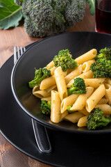 Pasta con broccoli, ricetta di pasta italiana vegetariana, dieta mediterranea 