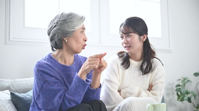 リビングで喧嘩する親子　母親と娘のイメージの動画　ケンカで言い合いになる