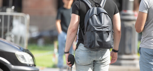 Fototapeta premium Tourist in a backpack in the city.