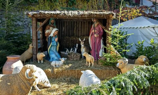 Zoom sur la Vierge Marie dans une cr&egrave;che de No&euml;l traditionnelle g&eacute;ante, ambiance festive et religieuse, sc&egrave;ne de la Nativit&eacute; avec des personnages et animaux Festival des cr&egrave;ches &agrave; Luc&eacute;ram France