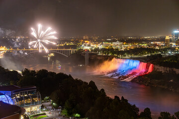 Fototapeta premium Feuerwerk über den Niagarafällen