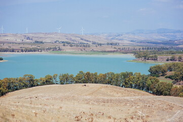 Obraz premium lake and mountains in Sicily