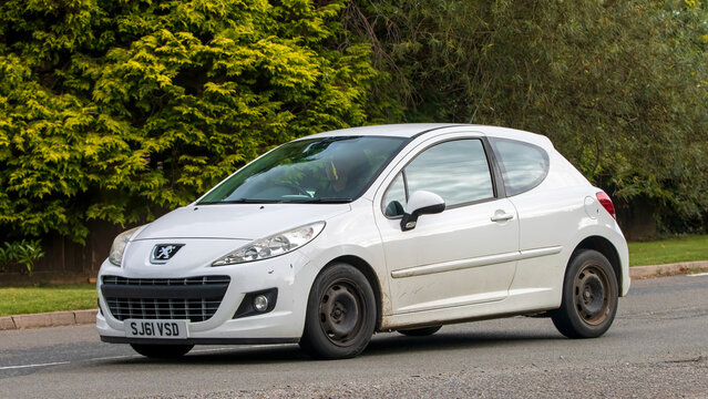 2011 white Peugeot 207 car