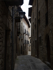 Fototapeta premium Pretty cobbled street of the village Sos del Rey Católico in Zaragoza. Aragón. Spain