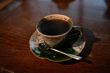 温かいコーヒーを飲む