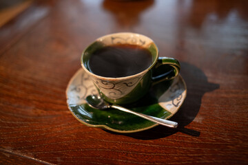 温かいコーヒーを飲む
