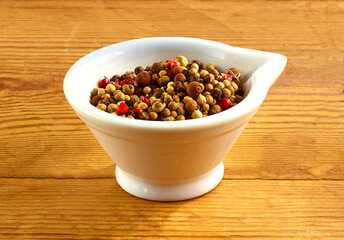 bunter Pfeffer, Gewürze, Porzellanbecher, Pfefferkörner, Steakpfeffer,